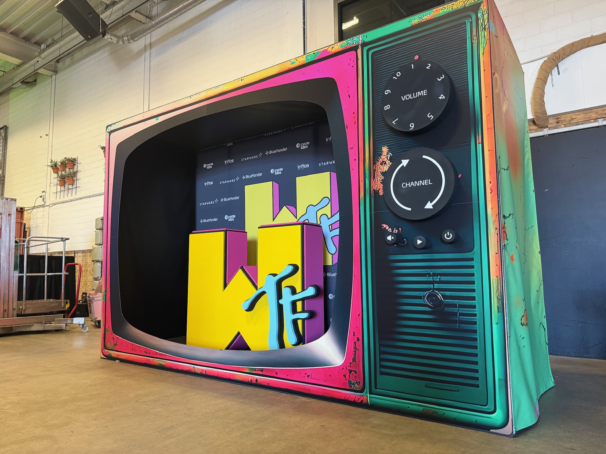 Levensgrote vintage TV voor WTF Festival