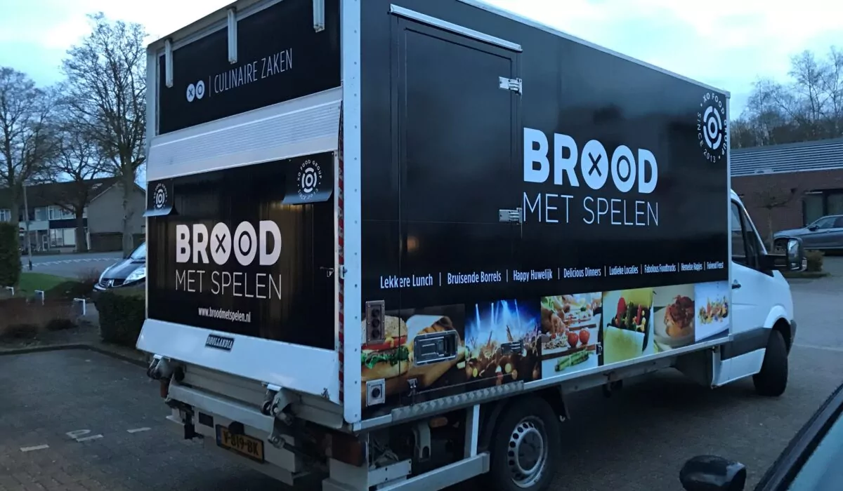 Autobelettering Brood met spelden