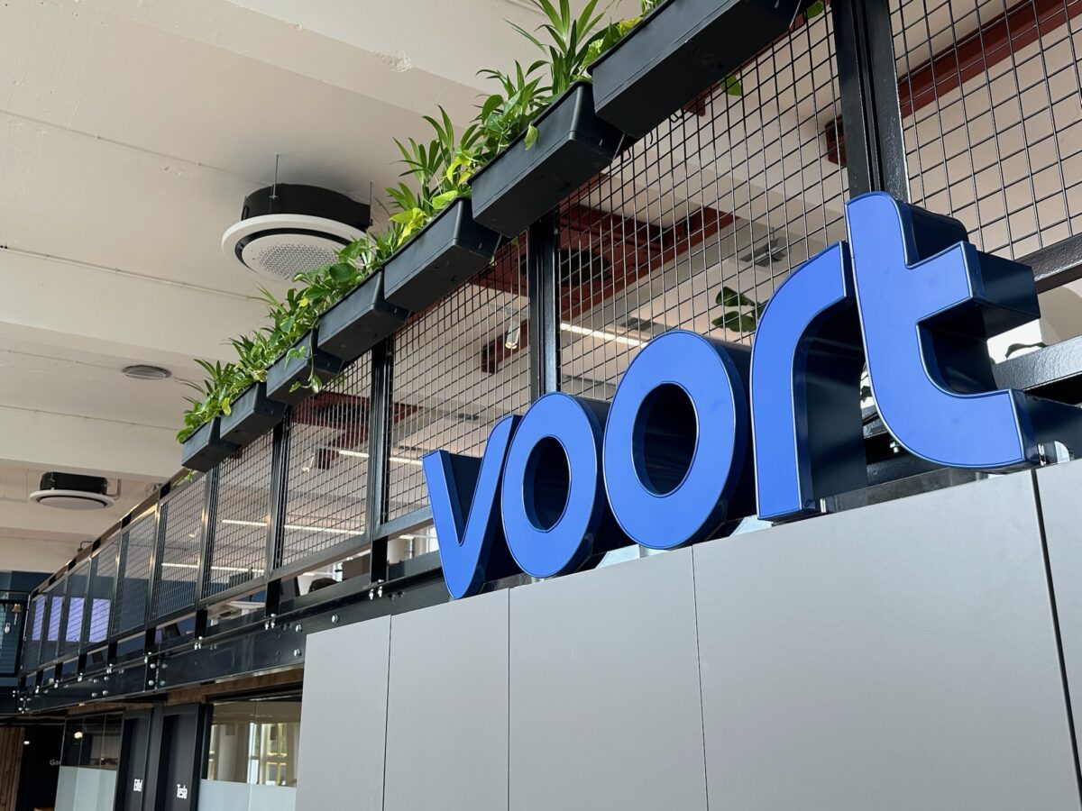 Piepschuim letters staand Voort