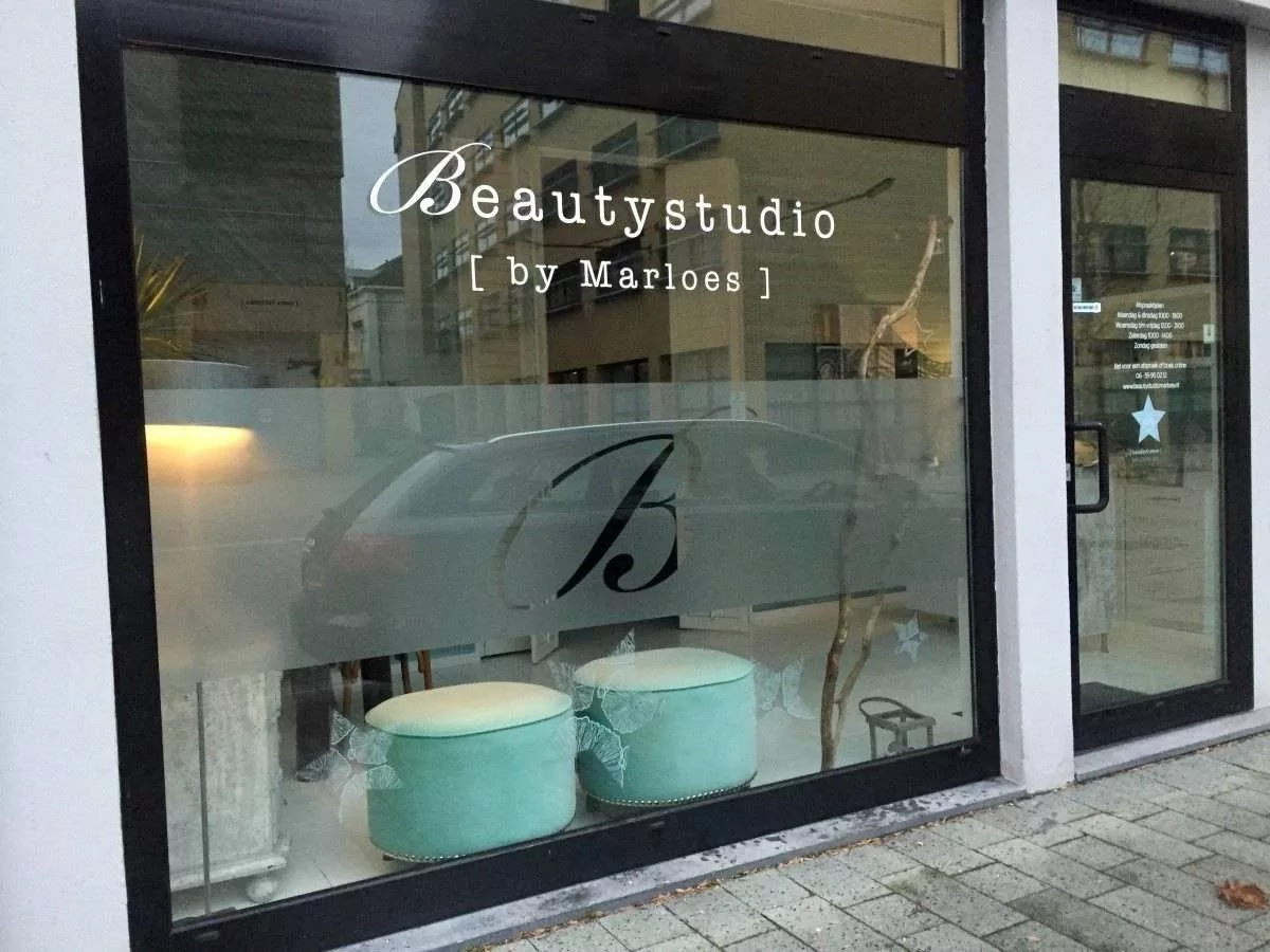Raambelettering Beautystudio Marloes