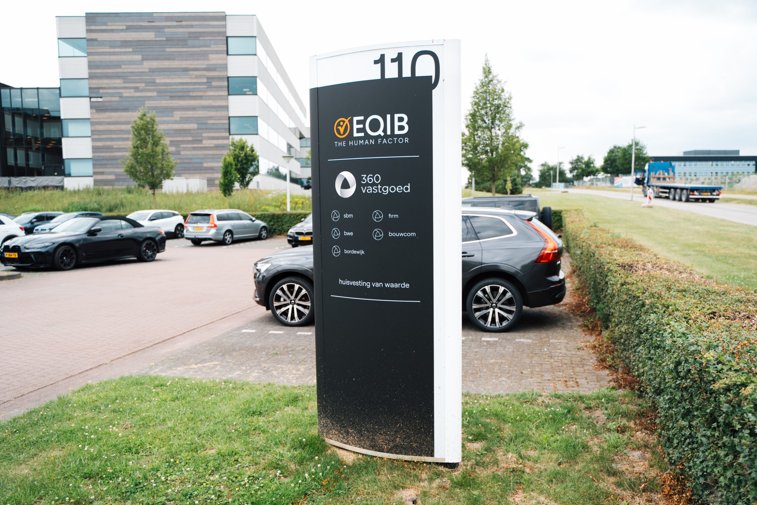 Vlaggen & buitenreclame voor Eqib