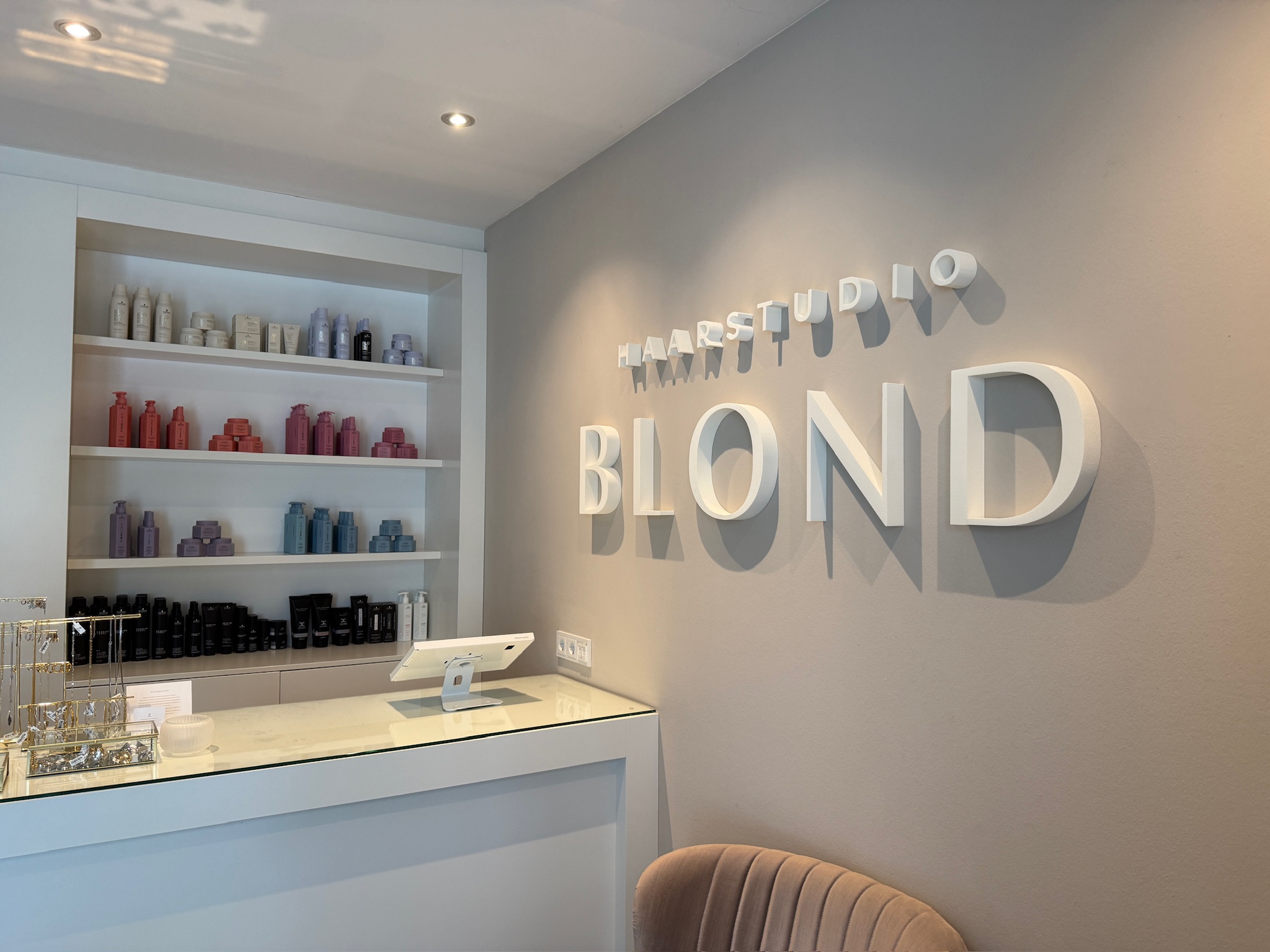 Piepschuim logo aan de muur voor Haarstudio Blond