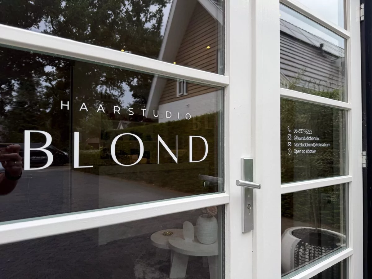 Haarstudio Blond raambestickering
