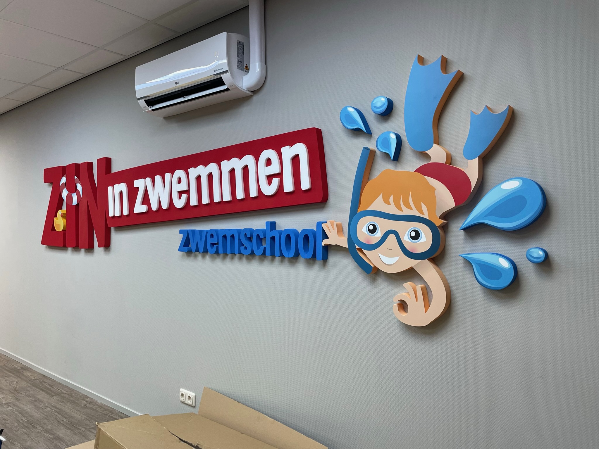 Piepschuim logo op de muur voor Zin in Zwemmen